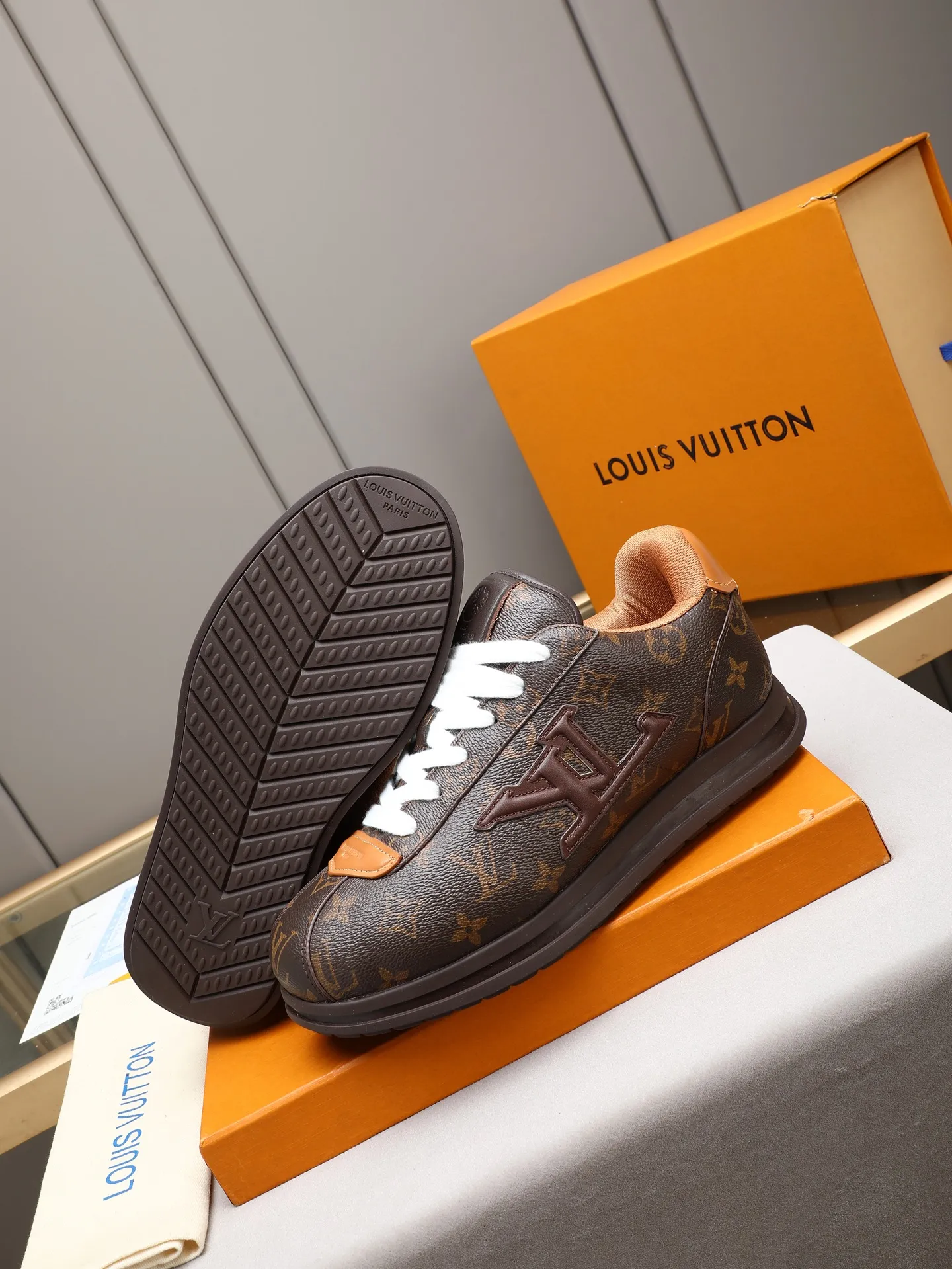 PP560 LV Louis Vuitton L Jialu Brand Runner Tatic Series Thick-soled Casual Sports Shoes Running Shoes Original purchase, development and production This LV Runner Tatic sports shoe combines technical materials such as mesh fabric and ribbons to interpret the inspiration of traditional mountaineering shoes. LV letters are written on one side, the lariat buckle of the quick lacing system is embellished with Monogram flowers and Louis Vuitton logos, and the light and wear-resistant rubber outsole completes the whole. ▪️Fabric: Original imported cowhide + mesh ▪️Inner lining: Original customized breathable mesh ▪️Sole: Original open-molded anti-slip rubber combination material ▪️Size: Men's 38-44 (customized for 45 and 46)